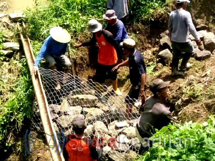 Warga Desa Cening – BPBD Kendal Kerja Bhakti Memasang Bronjong