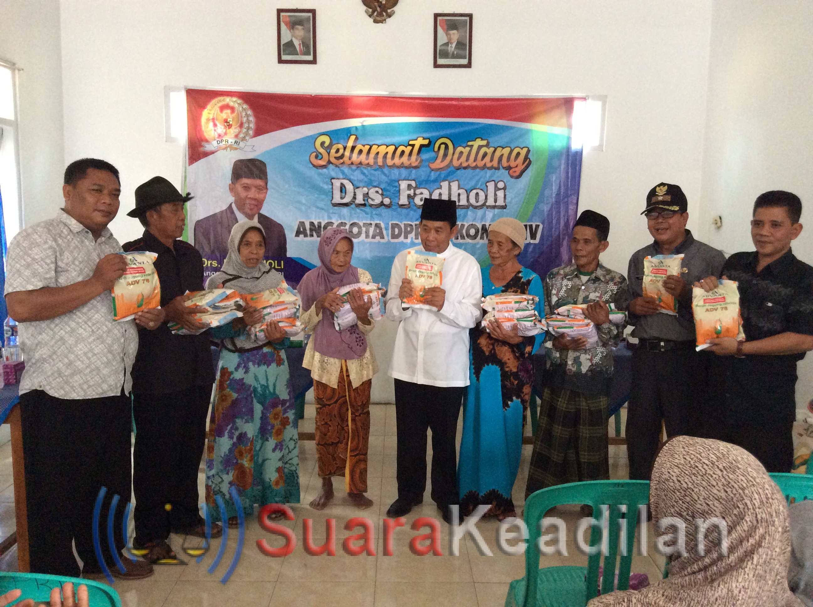 Fadholi Serahkan Bantuan Bibit Jagung 3,9 Ton Ke Petani Sidomakmur