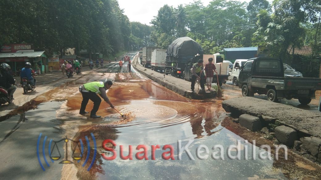 Jalur Pantura Alas Roban di Banjiri Limbah Kecap