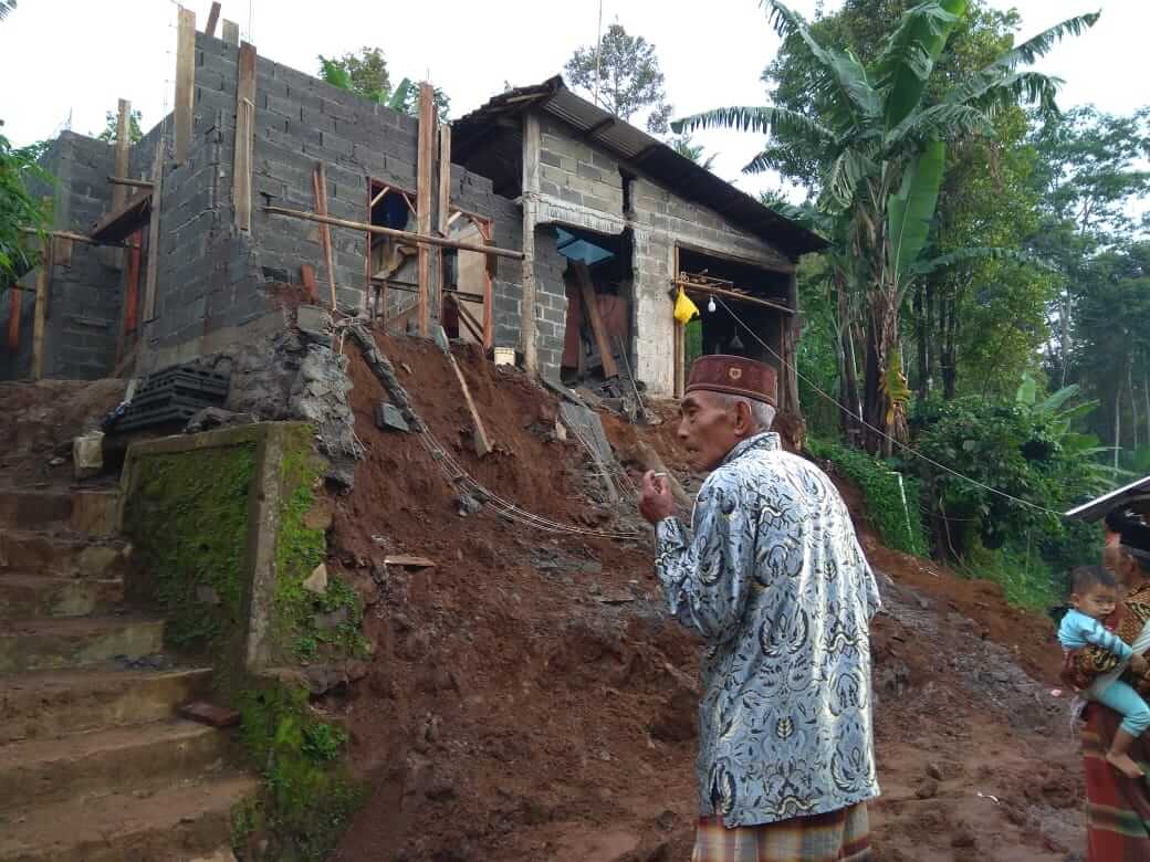 Longsor, 2 Rumah Mubaidi Rusak