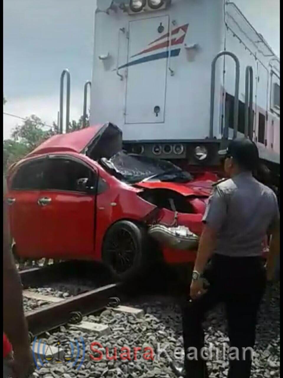 Perangkat Desa Magelung dan Istri Tewas Tertabrak KA Kaligung
