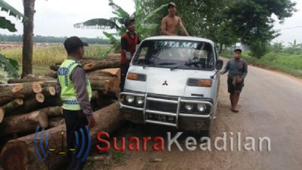 Lantaran mengganggu lalin, Brigadir Apri memeberikan Himbauan kepada tukang kayu