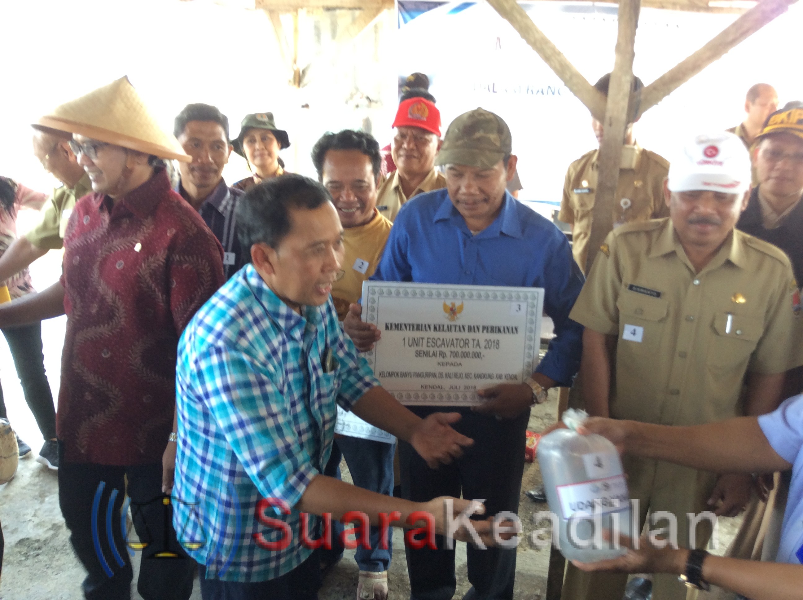 Komisi IV DPR RI Panen Udang Vanamei Di Karangsari