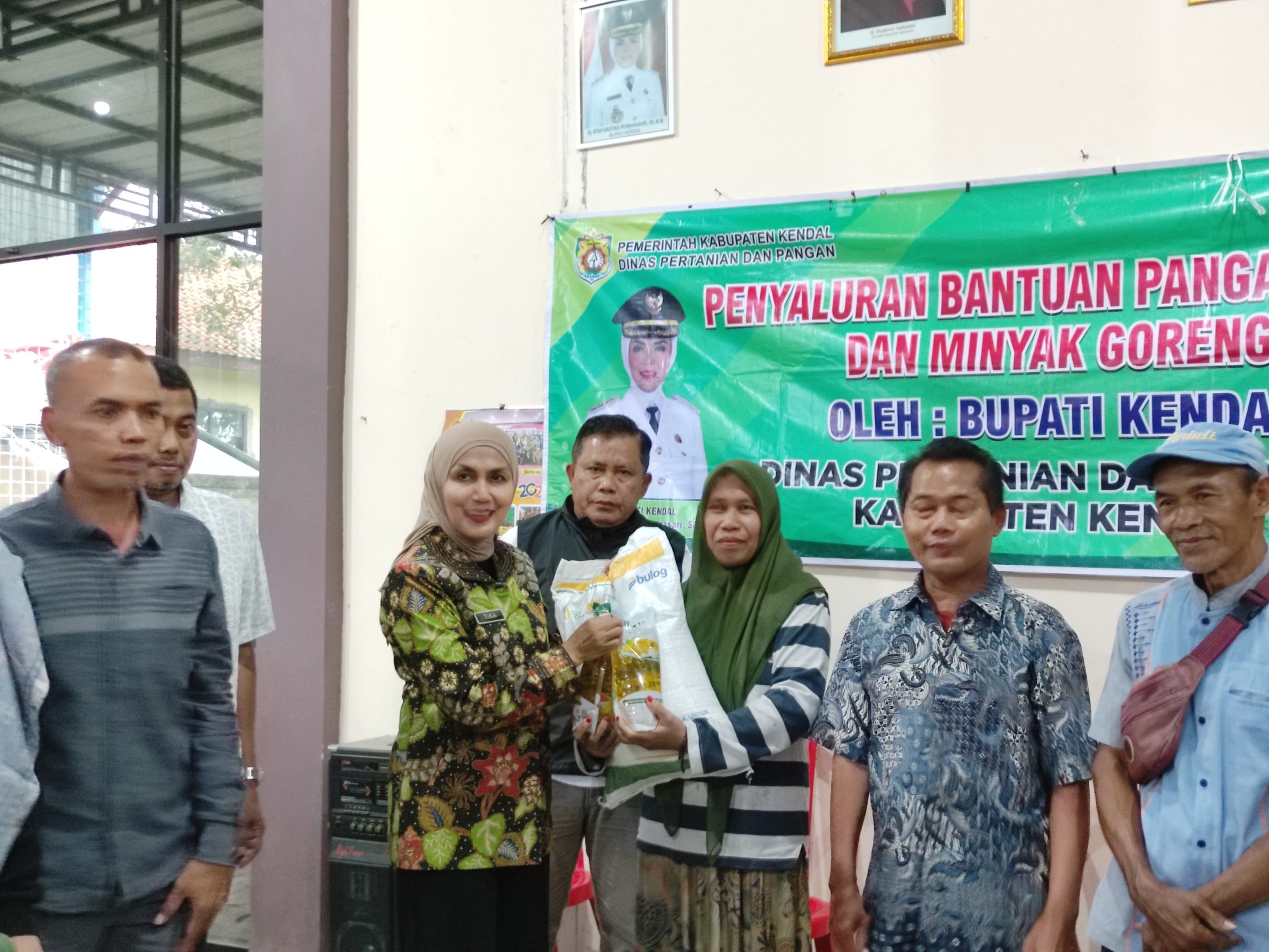 Warga Desa Tamanrejo dan Pagerwojo Digelontor Bantuan Sembako Oleh Bupati Kendal