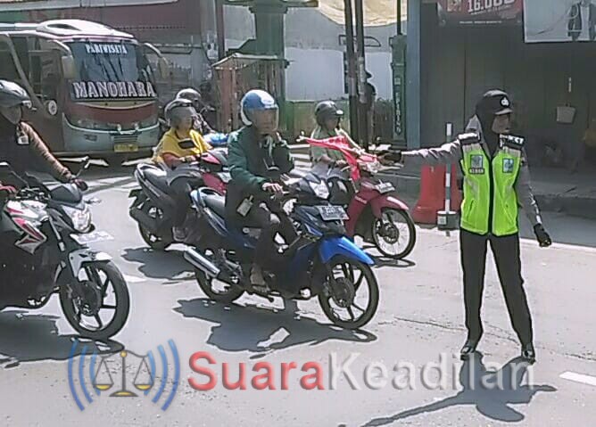 Polwan Cantik Ditengah Hiruk Pikuk Arus Mudik
