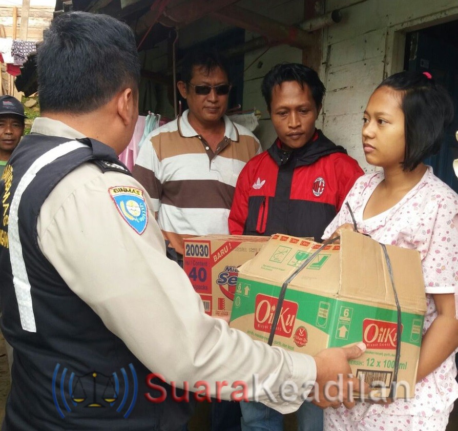 Anggota Polsek Paninggaran Beri Tali Asih Kepada Istri Pelaku Pencurian Gergaji Mesin Yang Baru Saja Melahirkan