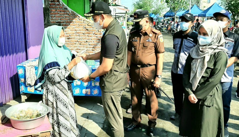 Bupati Patungan Bantu Pedagang Terdampak Covid-19