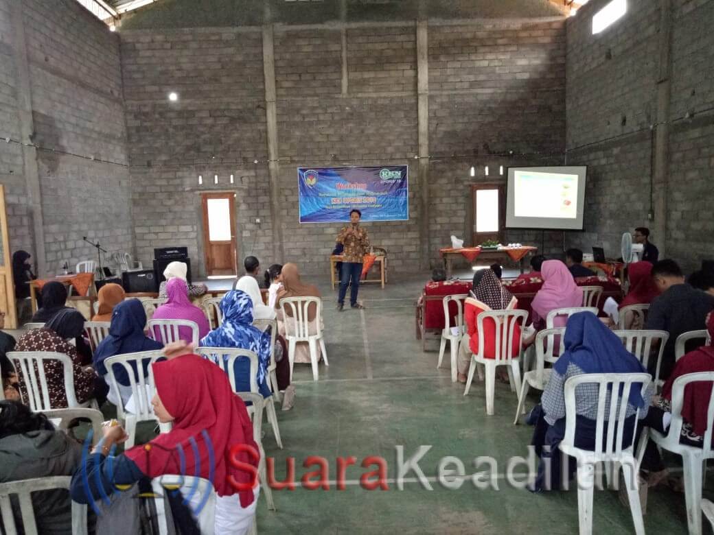 Petani Sumberahayu Diajari KKN UPGRIS Bertanam Hidroponik