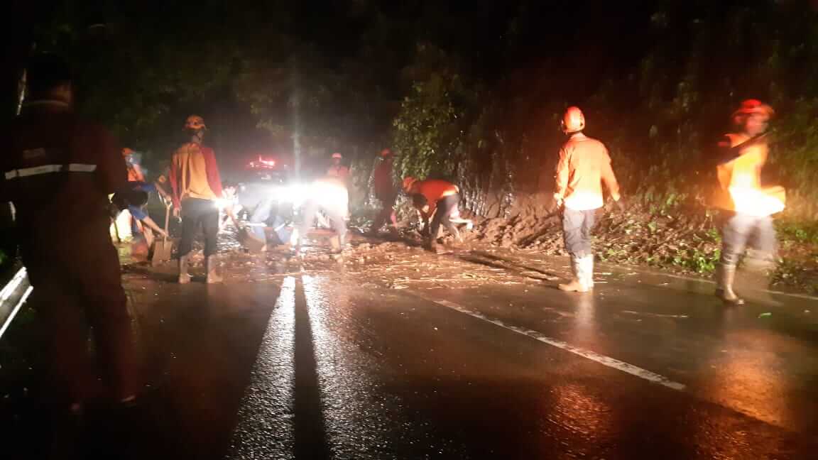 Tebing Di Pagergunung Longsor, Material Tutup Badan Jalan
