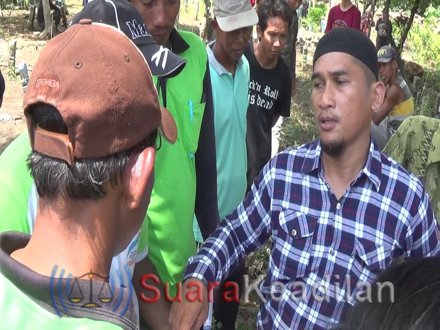 Pembongkaran Makam Terdampak Tol, Diwarnai Protes Warga