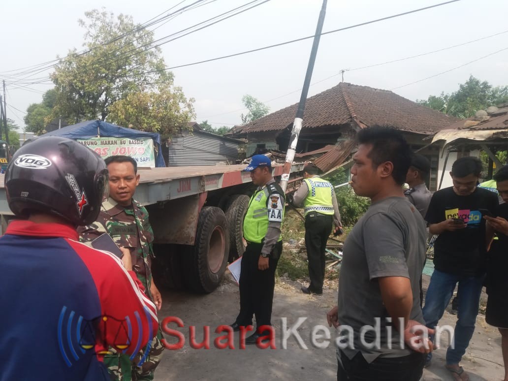 Sopir Ngantuk, Trailer Keluar Lajur Nabrak Rumah