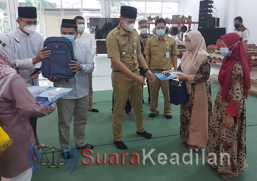 Ajak Anak Panti Asuhan Bukber, BPR BKK Bagikan Santunan-Perangkat Sekolah