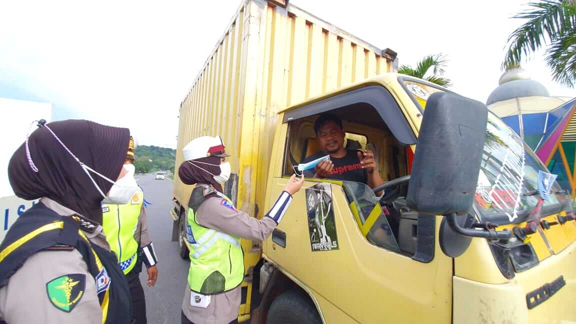 Satlantas Polrestabes Semarang Bagi Masker dan Takjil ke Pengguna Jalan