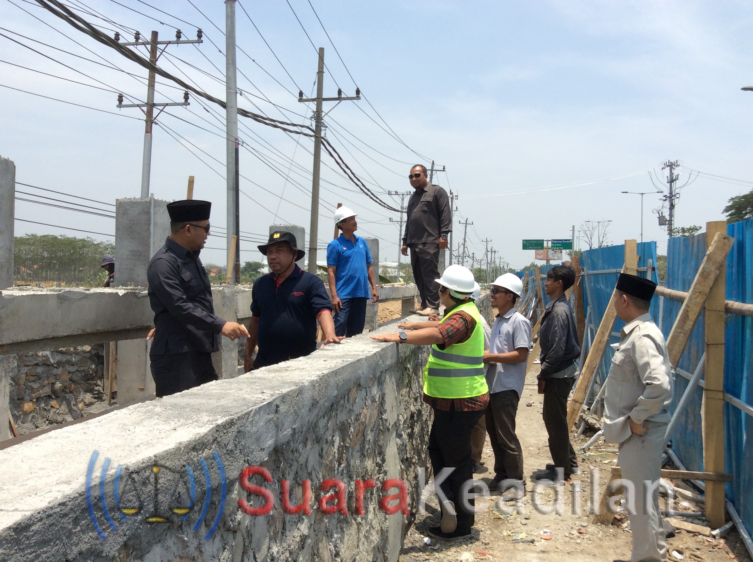 Pembangunan Tugu Batas Kabupaten Kendal Dinilai Bahayakan Pengguna Jalan
