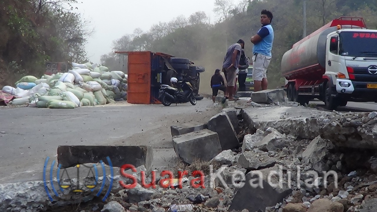 Di Duga Rem Blong Truk Tronton Tabrak Truk Tangki BBM Pertamina