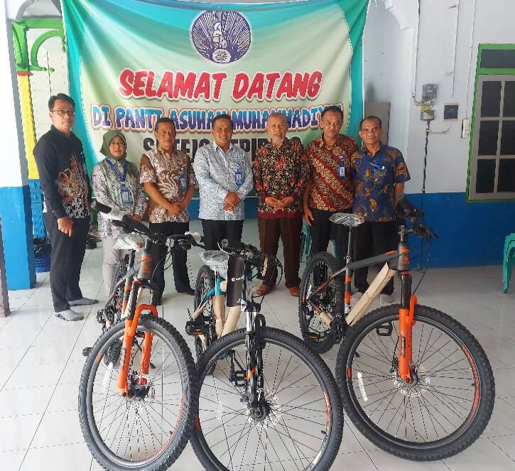 PT BPR BKK Kendal Salurkan Bantuan Ke Panti Asuhan Dan SLB