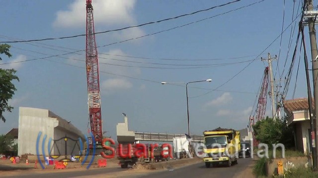 Pemasangan Girder OverPass Tol Gringsing Dipercepat