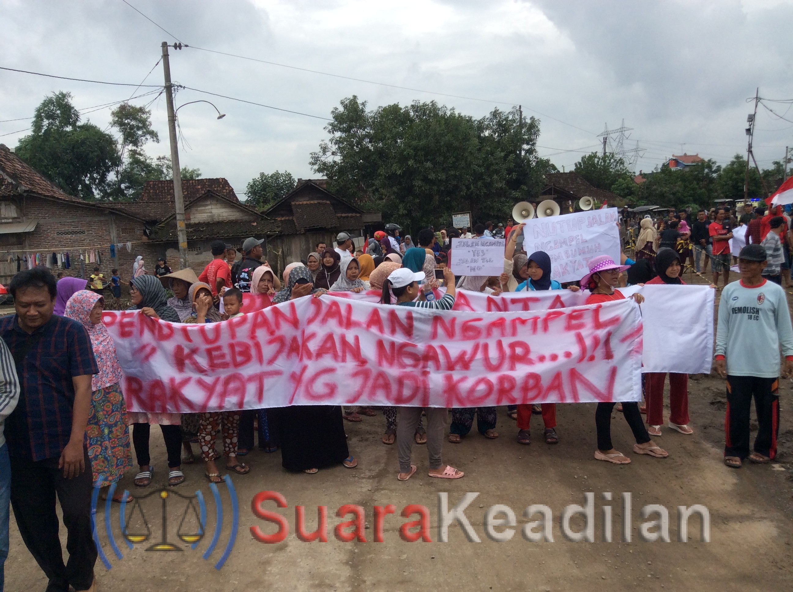 Ratusan Warga Jatirejo Demo Tuntut Dibangunkan Jalan Layang