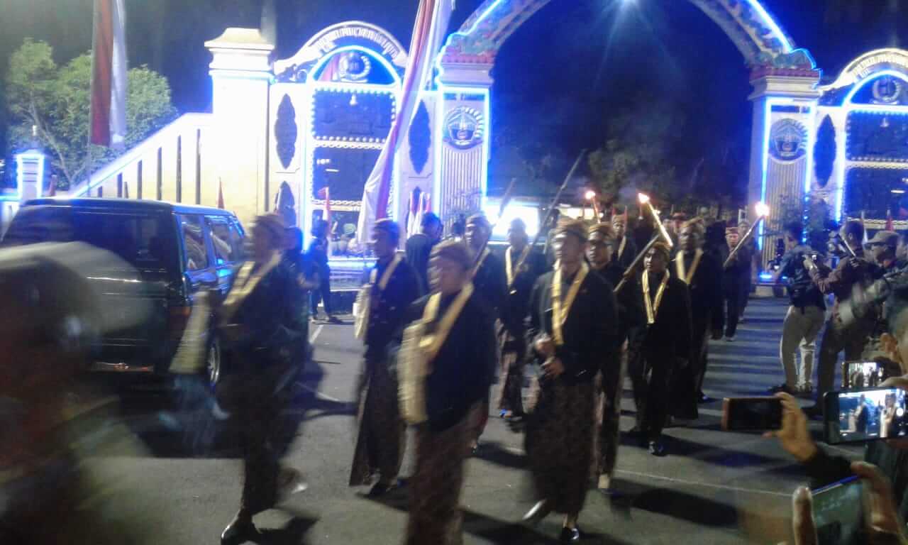 Lestarikan Budaya, Bupati-Wabup Kirab Pusaka Tengah Malam