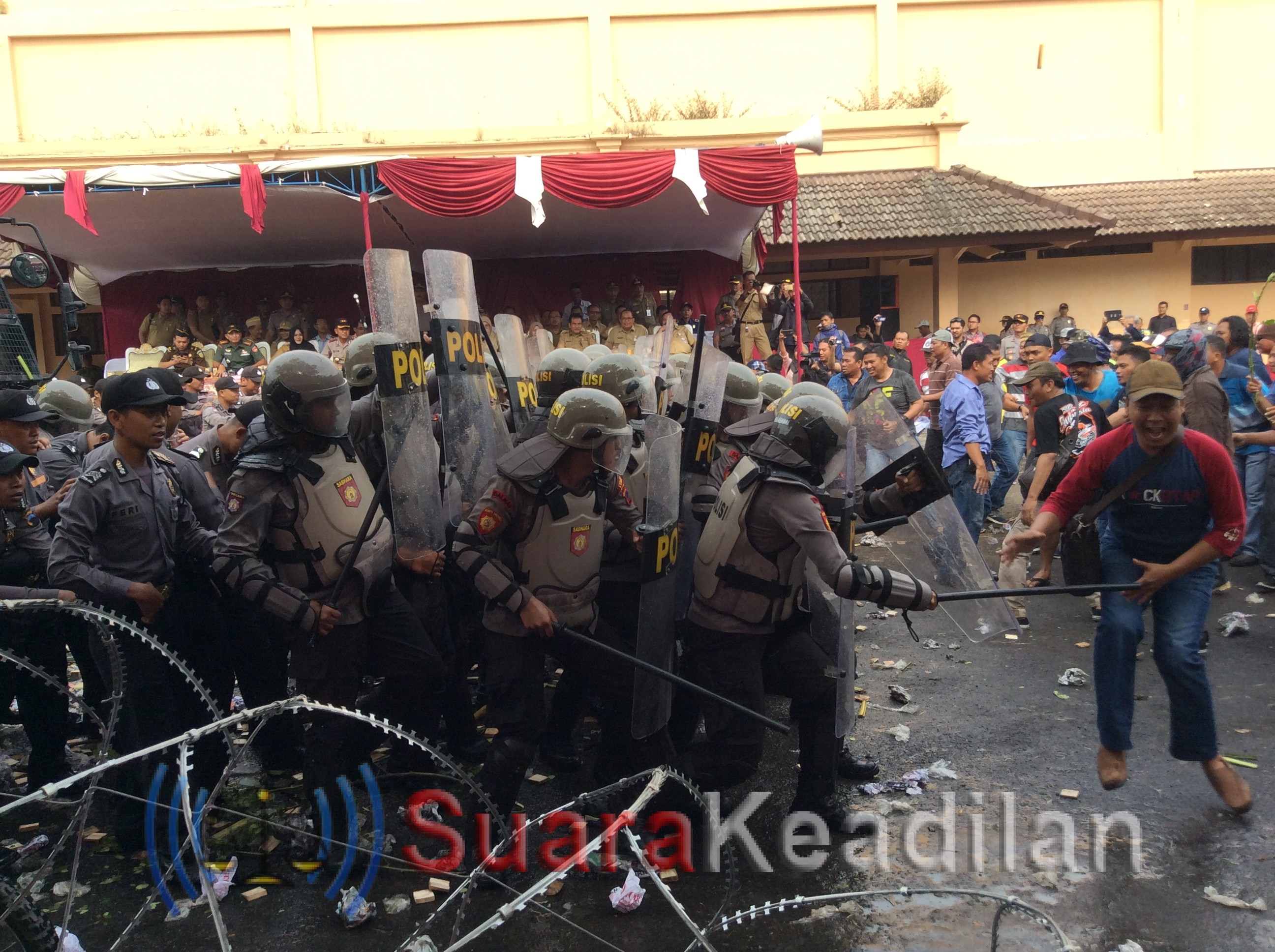 Bentrok Dengan Polisi, Puluhan Demontran Diamankan Polisi