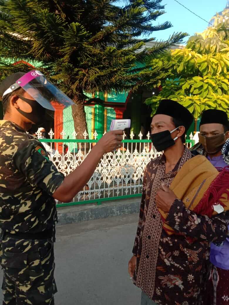 Pakai APD Lengkap, Banser-Linmas Amankan Sholat IED Di Pucangrejo