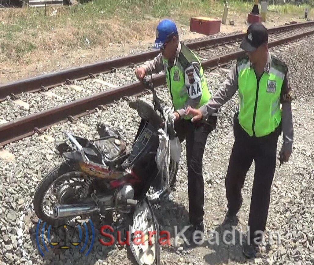 Ceroboh, Pengendara Motor Tewas Tersambar KA