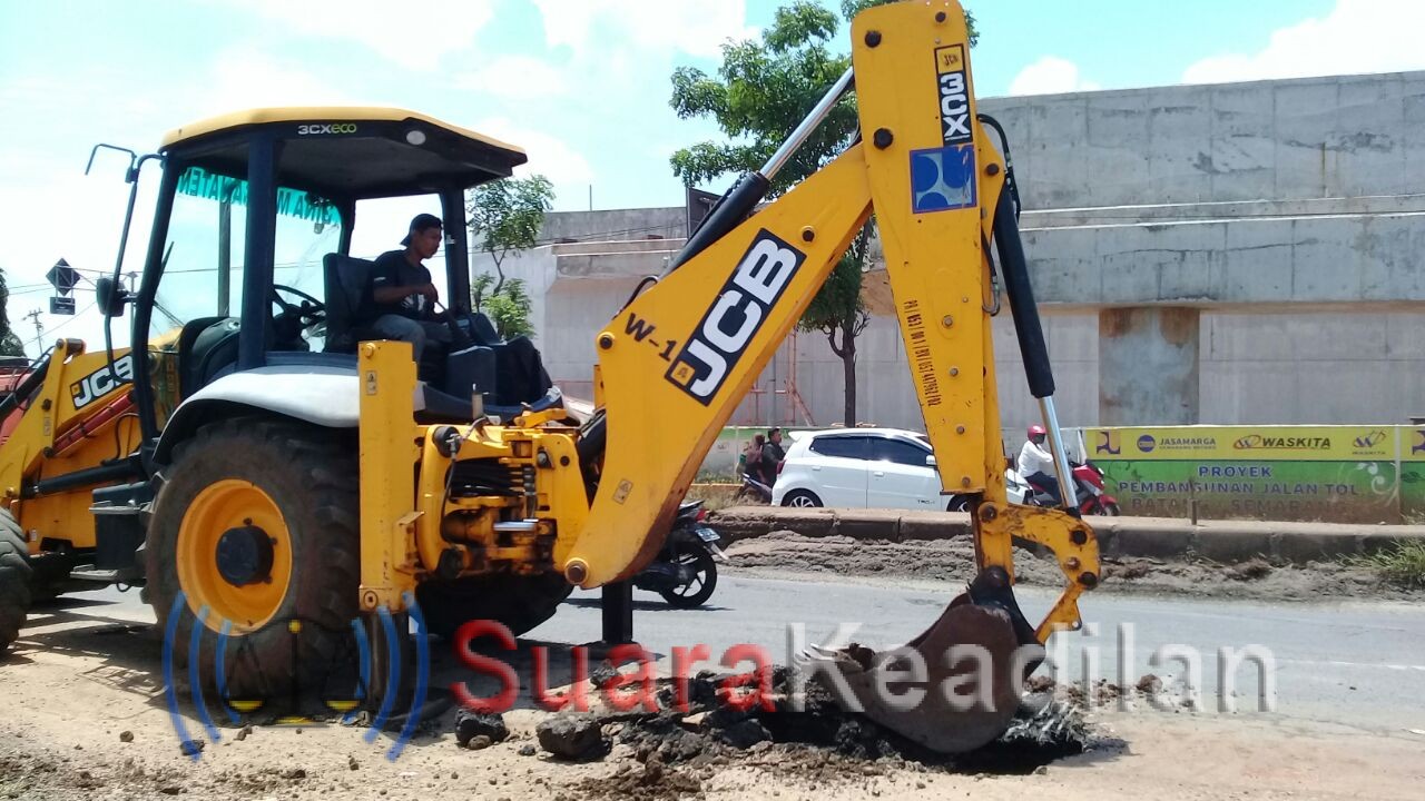 Bhina Marga PPK 07 Langsung Kerahkan Pasukan Lakukan Perbaikan Jalan Amblas