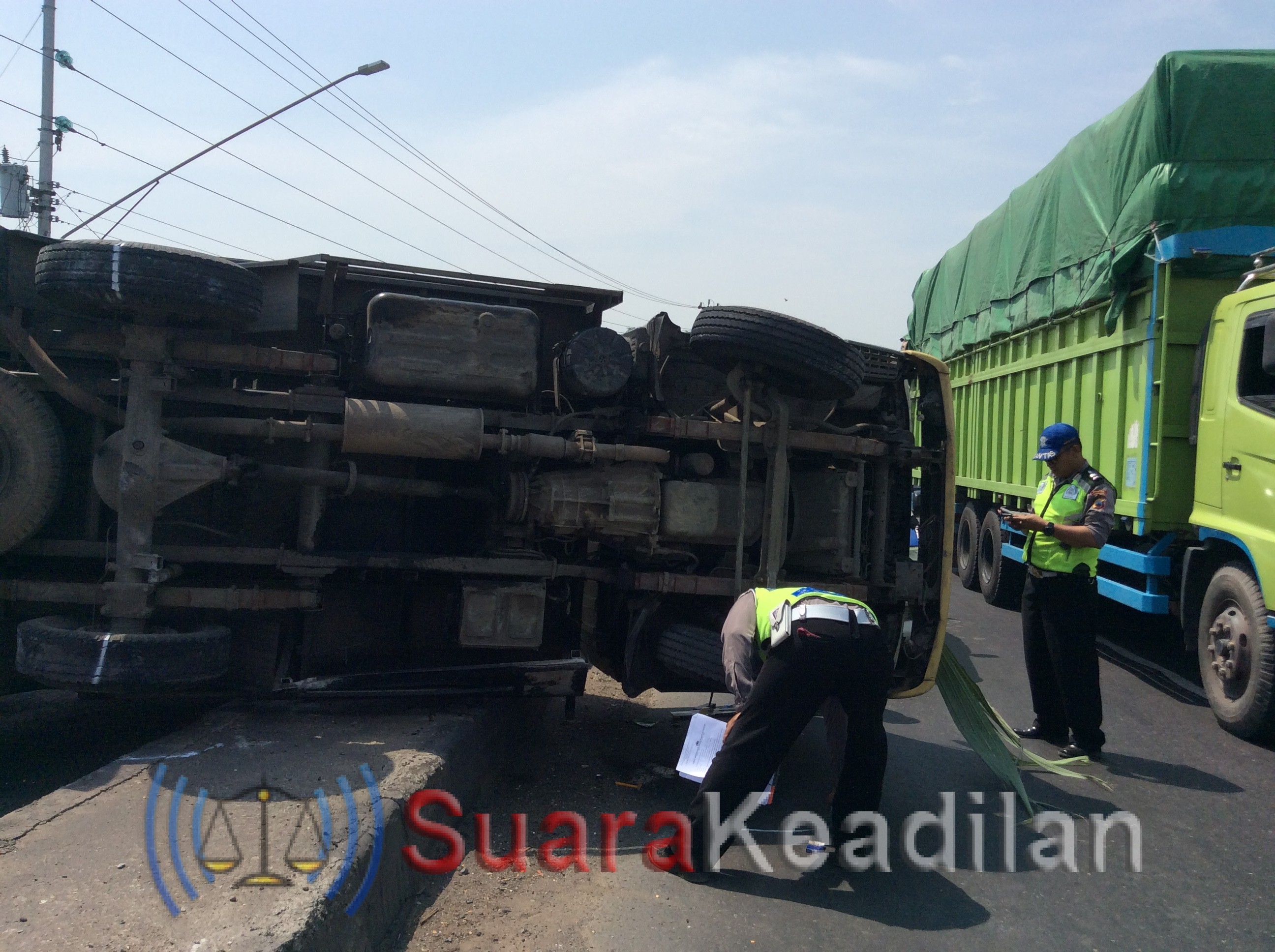 Ban Pecah, Truk Box Bermuatan Coollent Terguling