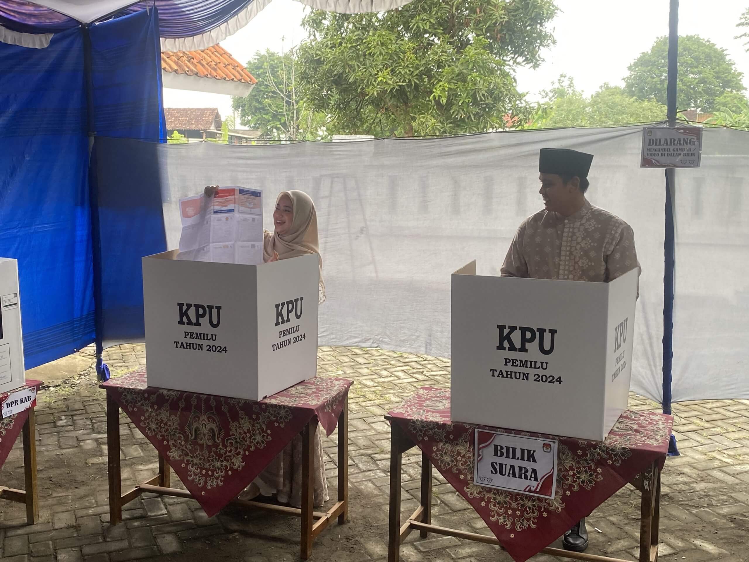 Nyoblos Di TPS 001 Tunggulrejo, Bupati Kendal Sebut Pilihanya Rahasia