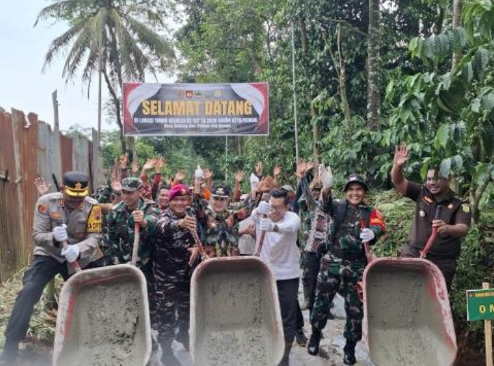 TMMD Ke-127 Bangun Jalan Penghubung Hingga Bagikan Susu