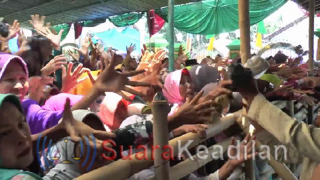 Berebut Nasi Bungkus, Ribuan Warga Ngalap Berkah