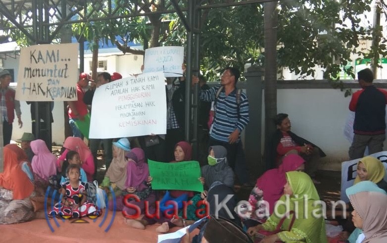 Rumah Digusur PN Kendal, Warga Dirikan Tenda Nginap Di DPRD