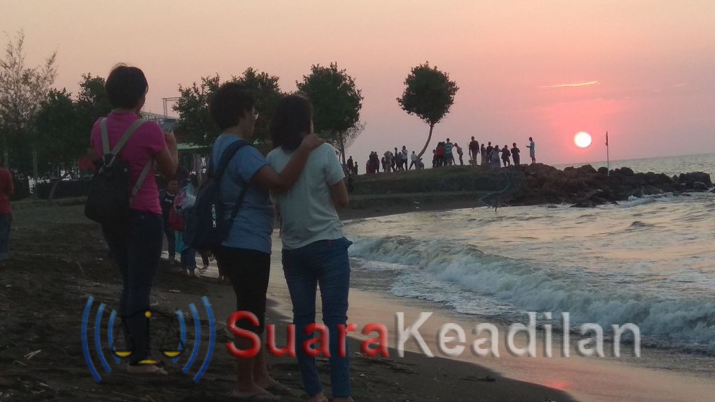 Asyiknya Meikmati Sunset Di Pantai Cahaya