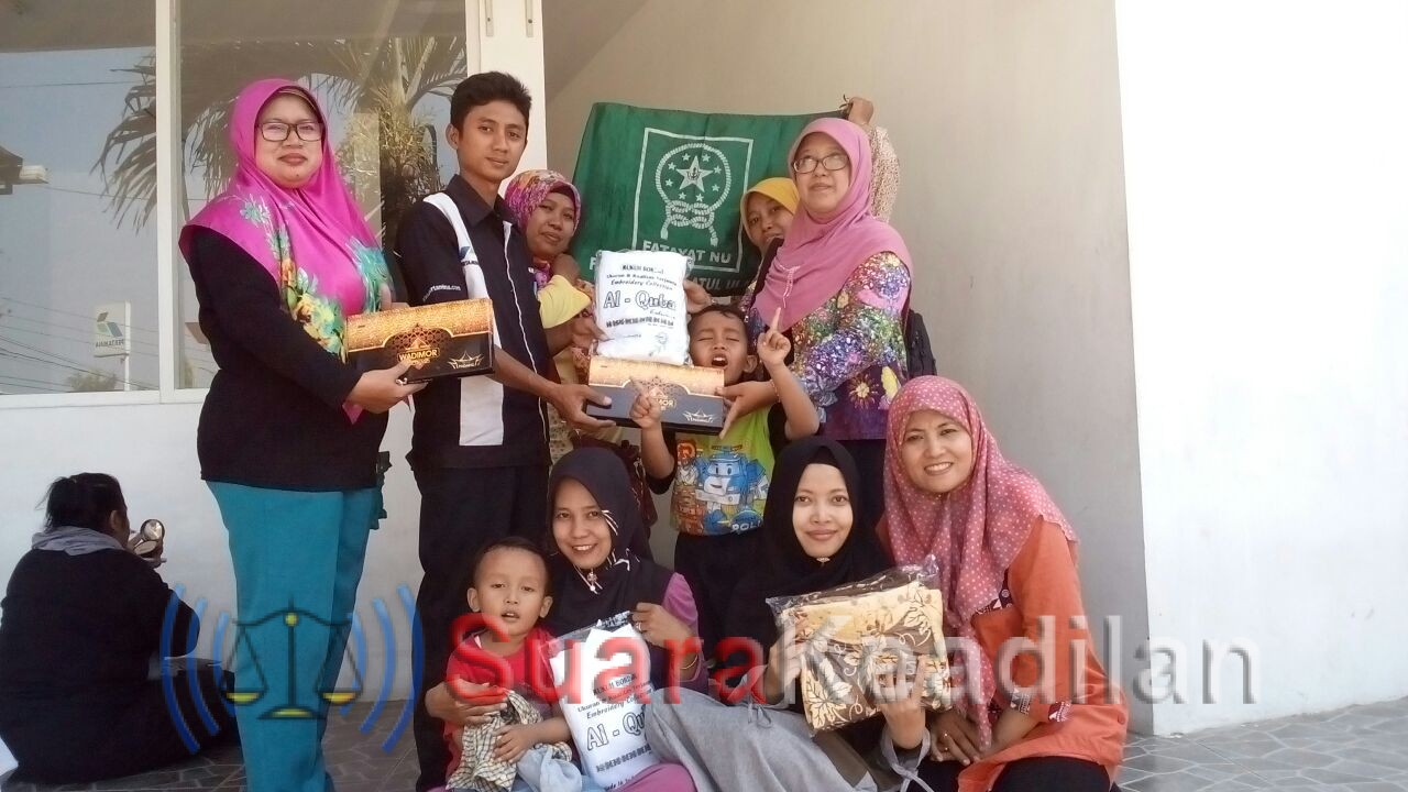 PC Fatayat Kendal Bagi Sarung dan Mukena ke Mushola SPBU 