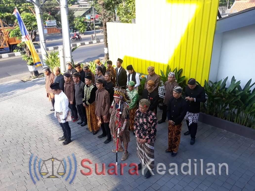 Karyawan Hotel Sae Inn Upacara Bendera Kenakan Pakaian Adat Nusantara