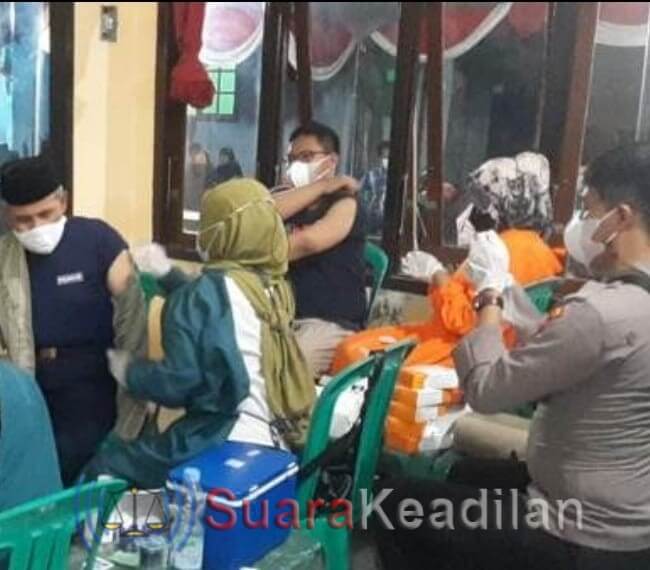Wujudkan Kendal Level 1, Polsek Patebon Gelar Vaksinasi Malam