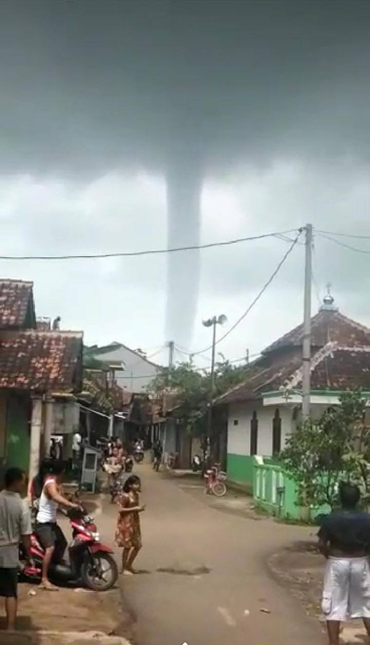 Kawasan OW Pantai Celong Diterjang Angin Putting Beliung