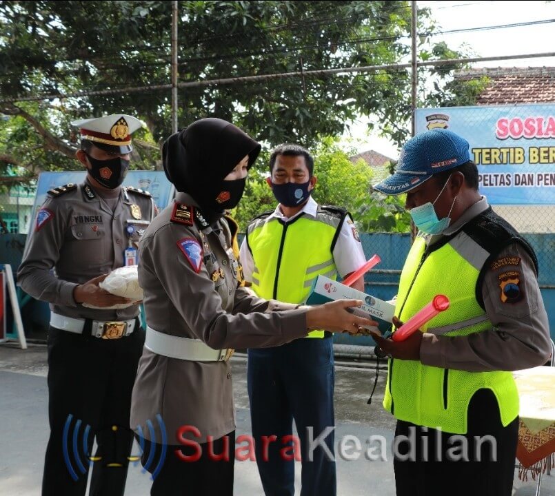 Penjaga Rel Kereta-Sukarelawan Lalin Diberi Face Shiel Dan Sembako