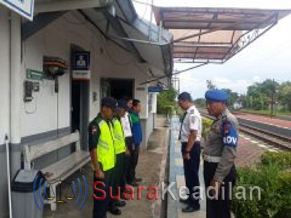 Polisi patroli sambang ke stasiun KA Petarukan