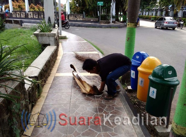 Solikin difabel Peduli lingkungan, Bersihkan Sampah di trotoar