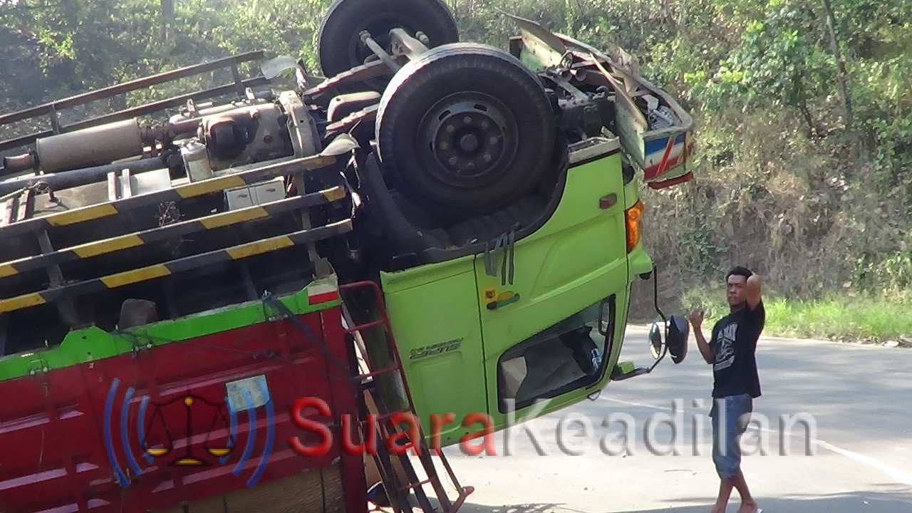 Diduga Akibat Rem Blong Truk Gandeng Tergantung di Jurang Alas Roban