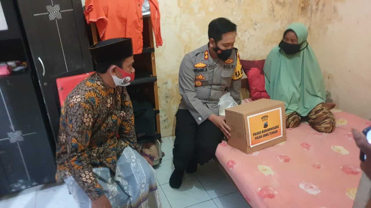Kapolres Banjarnegara Datangi Rumah Nenek Copet, Prihatin Beri Bantuan Dan Bimbingan Agama