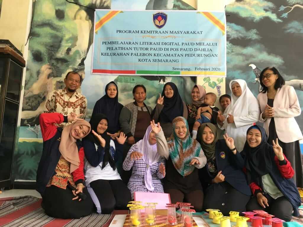 KKN UPGRIS Buat Media Literasi Digital Dari Bahan Bekas