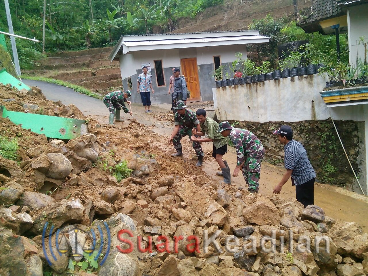 Longsoran Talut SDN Depok, Tutup Akses Jalan Desa