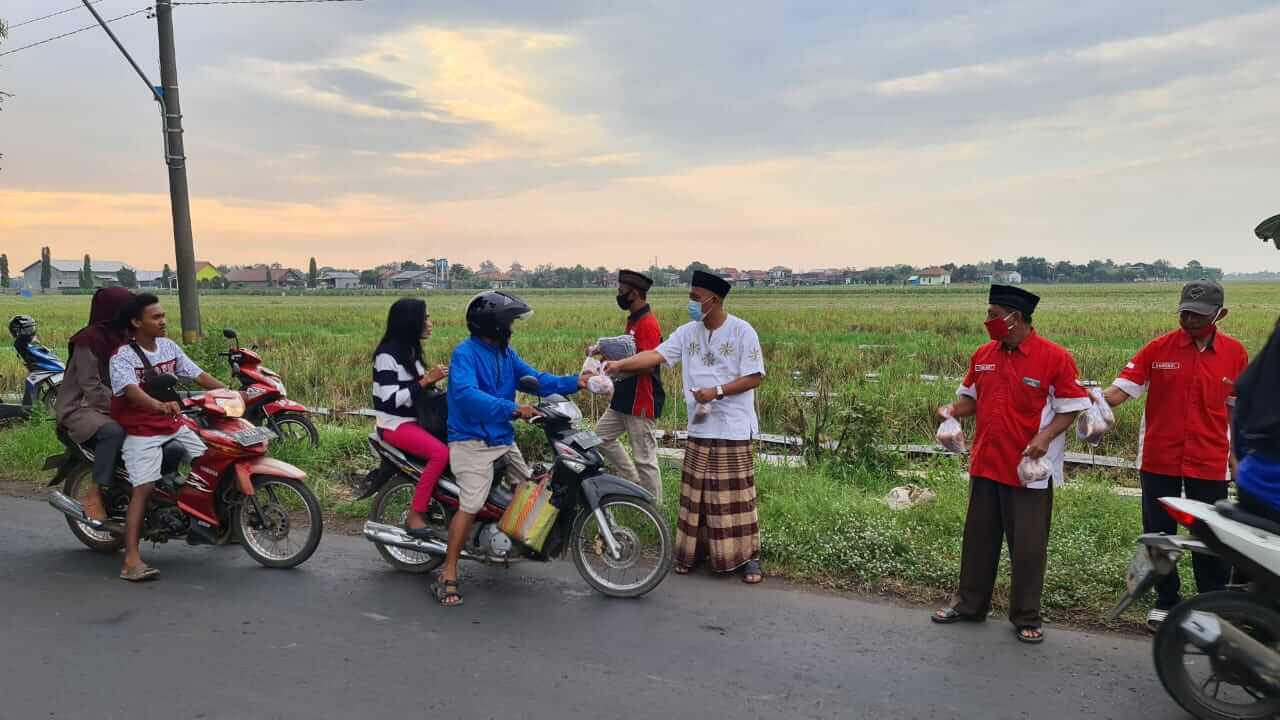 Ingatkan Masyarakat Patuhi Prokes, H Munawir Bagikan 400 Takjil