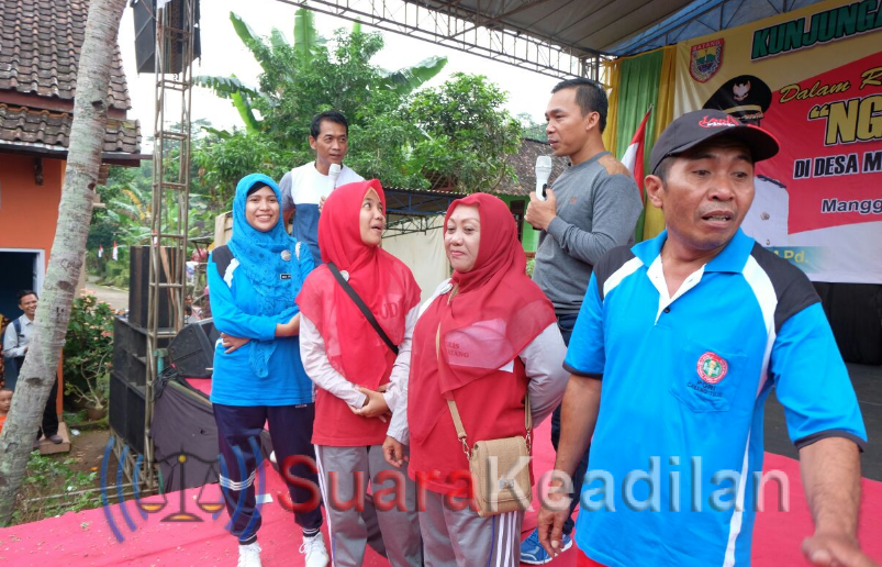 Tak Mau Kalah Dengan Presiden Jokowi, Bupati Ngudor Roso Dengan Warganya Bagi – Bagi Sepeda