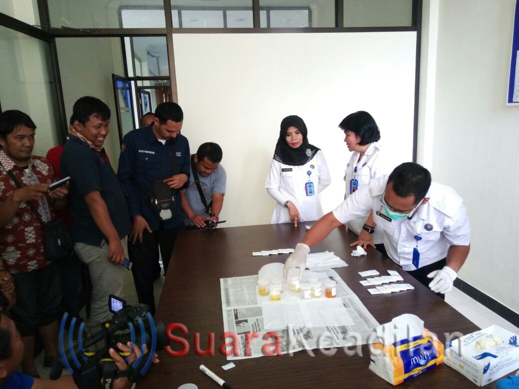 Dites Urine Dadakan, 14 Wartawan Negatif