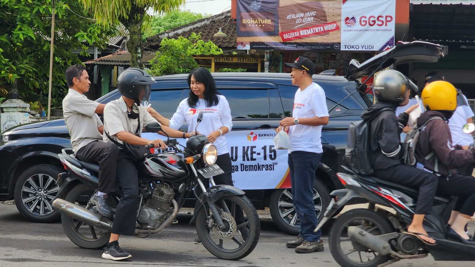 Meriahkan HUT Ke-15, Bawaslu Kendal Bagikan Takjil Ke Masyarakat