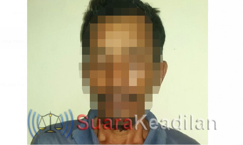 Seorang kakek nekat mencuri Kotak Amal di sebuah musholla.