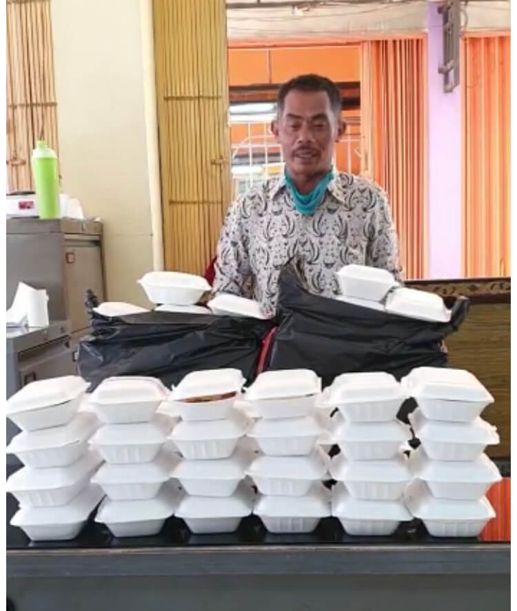 Jumat Berkah, H Mastur Bagikan 100 Nasi Kotak